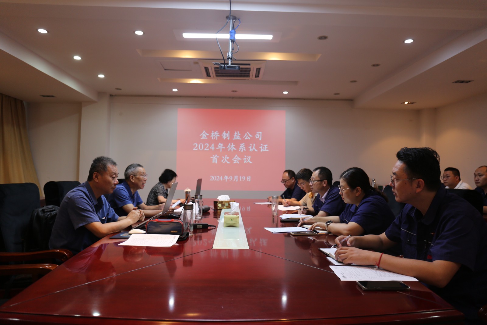 近日，金橋制鹽公司通過北京世標(biāo)認(rèn)證中心審核，給予食品安全管理體系、環(huán)境管理體系和職業(yè)健康安全管理體系認(rèn)證“保持認(rèn)證資格”的監(jiān)督審核結(jié)論，給予質(zhì)量管理體系認(rèn)證“再次注冊”的再認(rèn)證審核結(jié)論。通過審核，是對公司精細(xì)化管理成果的檢驗(yàn)，促進(jìn)公司內(nèi)控管理水平持續(xù)提升。（李曉月）